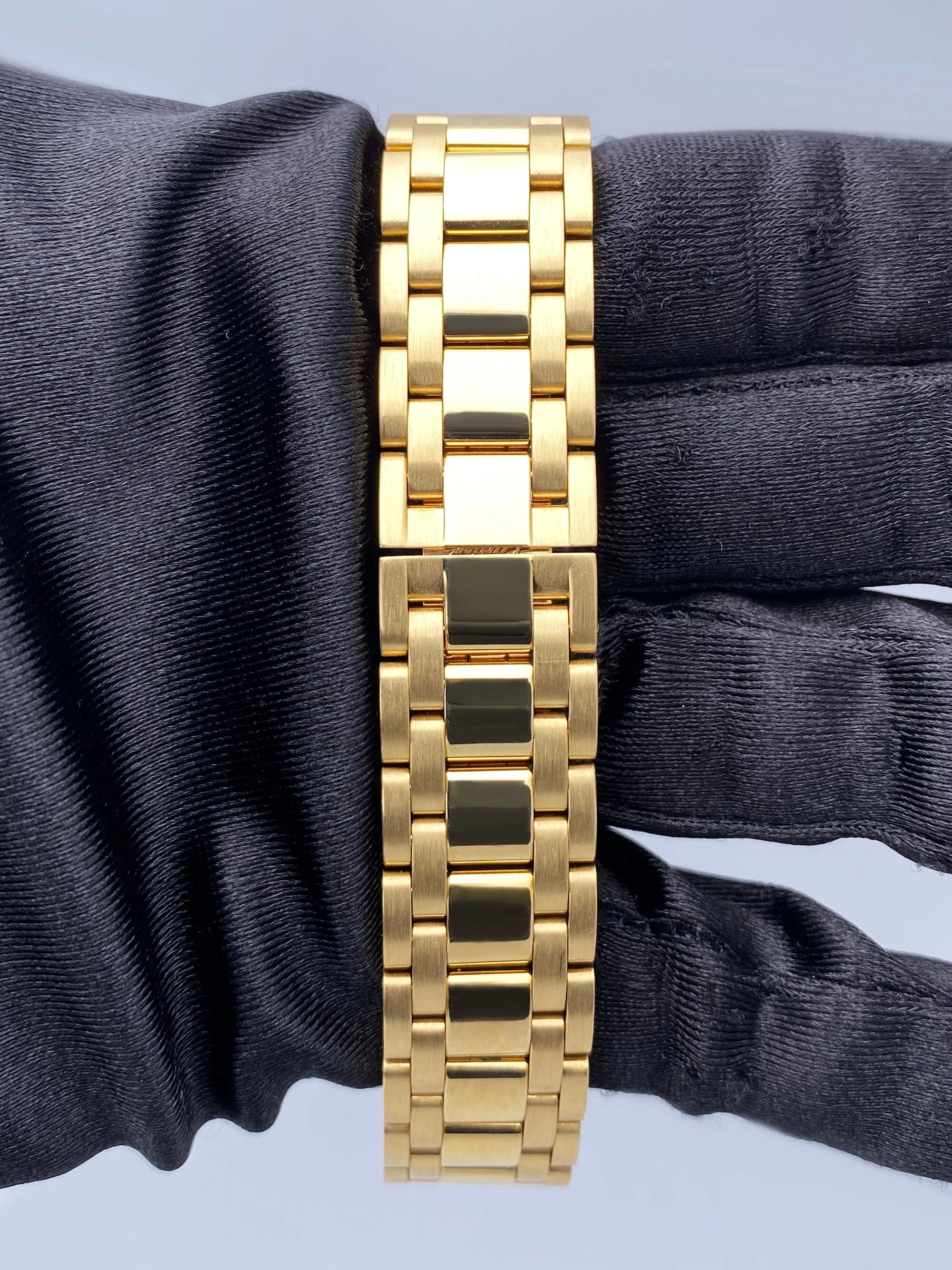 Cartier Tank Americaine WB7019K2 Diamond 18K Yellow Gold Ladies Watch