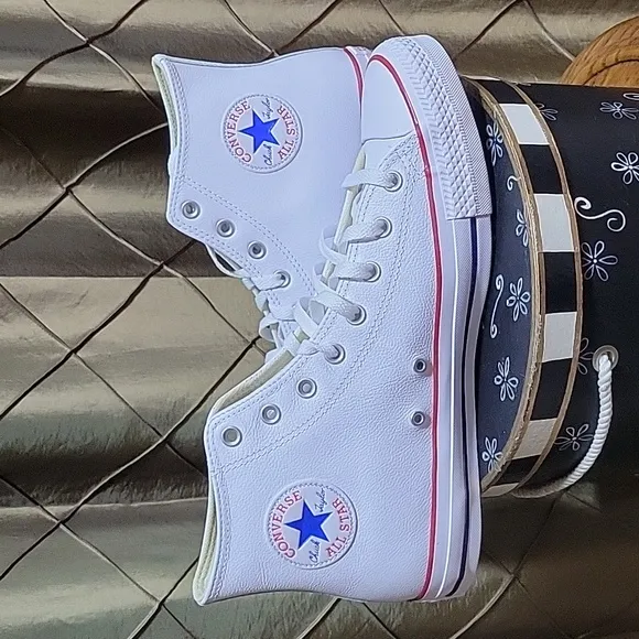 NWOT- Converse ‘Chuck Taylor All Star’ Unisex Leather Hi Top