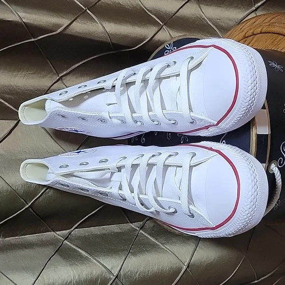 NWOT- Converse ‘Chuck Taylor All Star’ Unisex Leather Hi Top