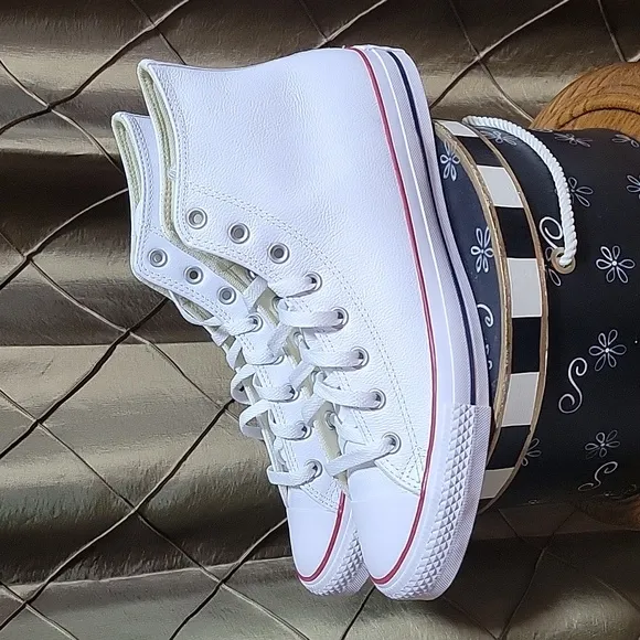 NWOT- Converse ‘Chuck Taylor All Star’ Unisex Leather Hi Top