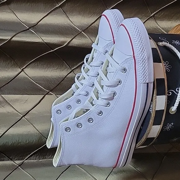 NWOT- Converse ‘Chuck Taylor All Star’ Unisex Leather Hi Top