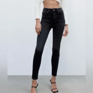 NWT Zara Vintage Skinny High Rise Ankle Jeans in Black. *Size 10