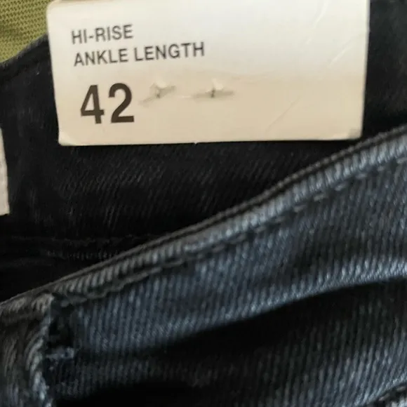 NWT Zara Vintage Skinny High Rise Ankle Jeans in Black. *Size 10