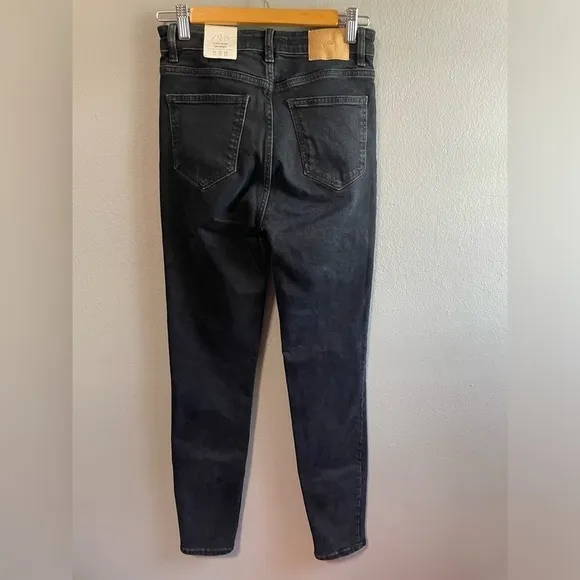 NWT Zara Vintage Skinny High Rise Ankle Jeans in Black. *Size 10