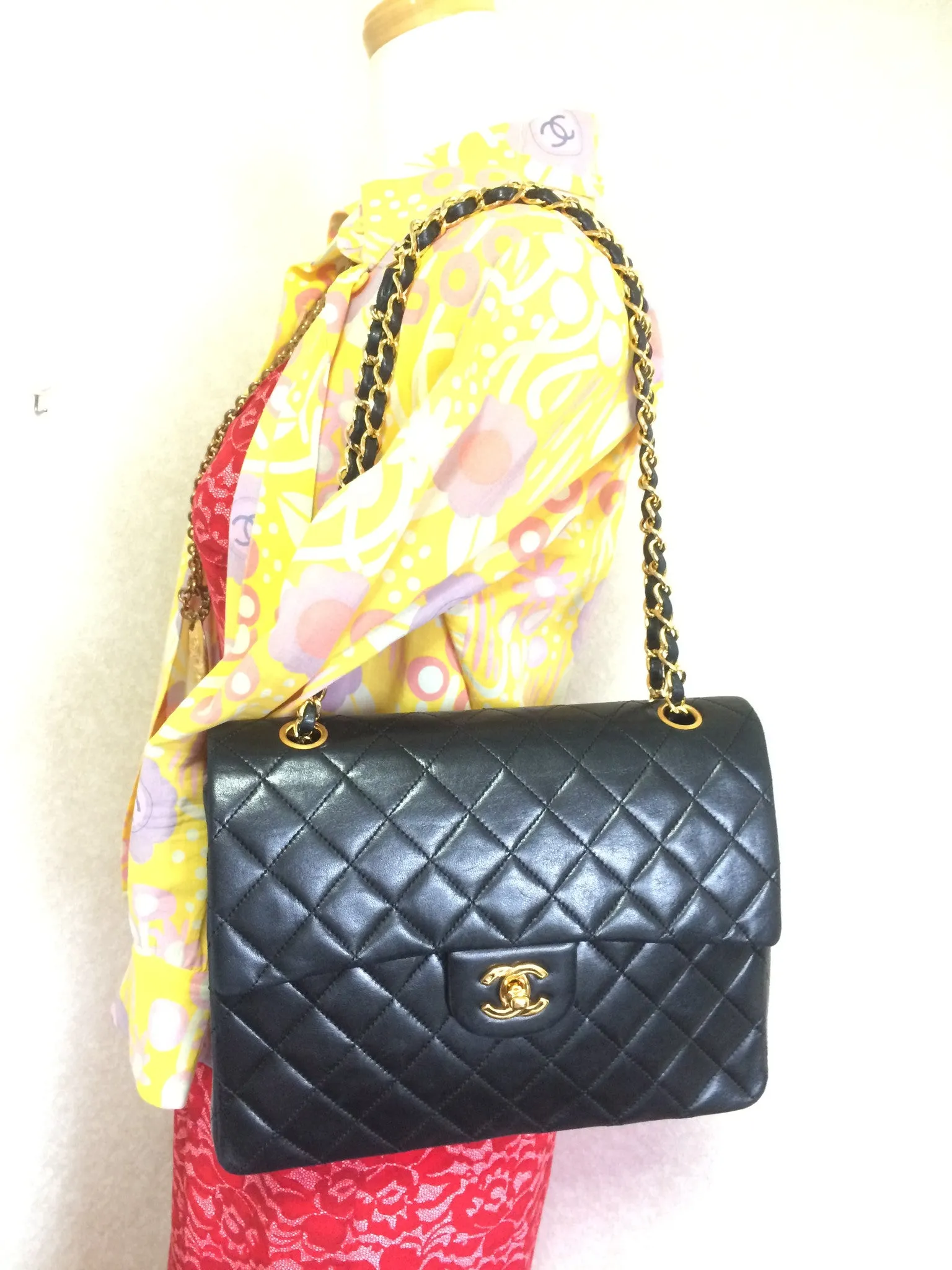 Vintage CHANEL black lambskin classic 2.55 double flap shoulder purse with golden chain straps. Make you even more chic. 061107k1ys
